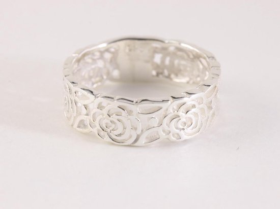 Fijne opengewerkte zilveren ring met roosjes - maat 17.5