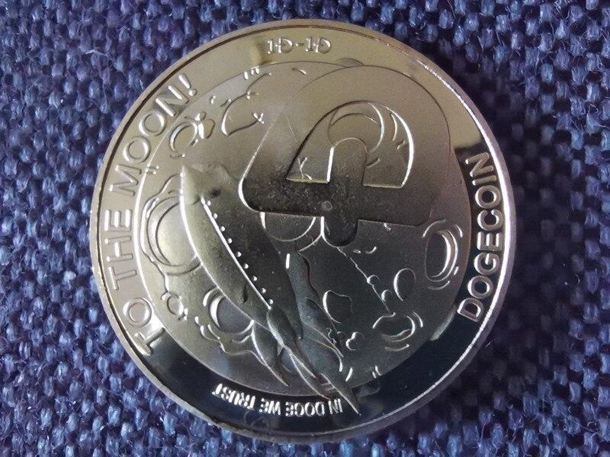 Dogecoin - To the Moon - Hoge Kwaliteit - Gouden Crypto Munt - Doge Coin -  in een mooi... | bol
