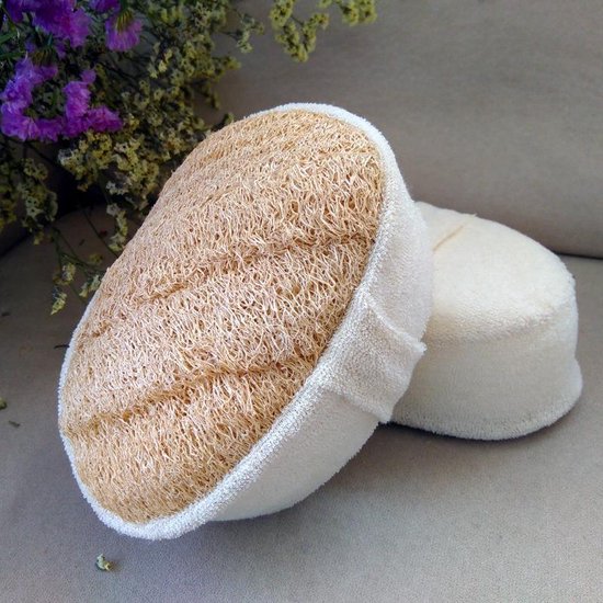 Twee ronde douche sponzen, één van natuurlijk loofah en één van wit badstof.