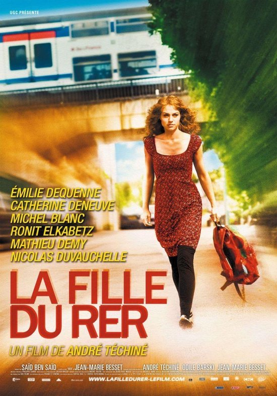 Een vrouw in een rode jurk loopt met een rugzak. De titel 'LA FILLE DU RER' staat op de poster.