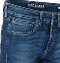Voorkant van een blauwe jeans met MAC JEANS label en zakdetails.