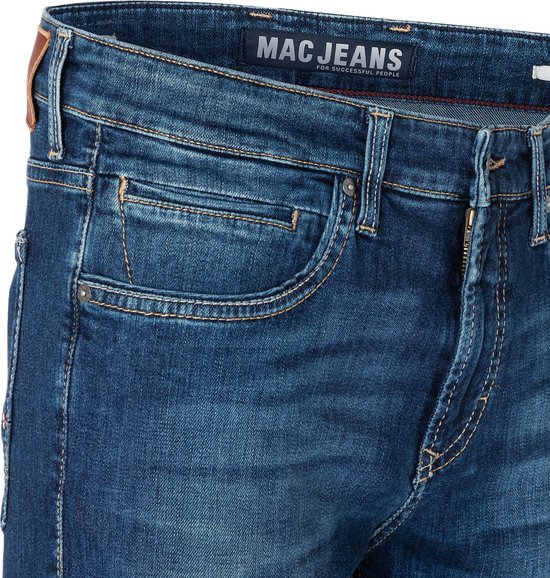 Voorkant van een blauwe jeans met MAC JEANS label en zakdetails.