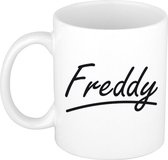 Freddy naam cadeau mok / beker met sierlijke letters - Cadeau collega/ vaderdag/ verjaardag of persoonlijke voornaam mok werknemers