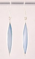 Lange fijne zilveren oorbellen met lichtblauwe schelp