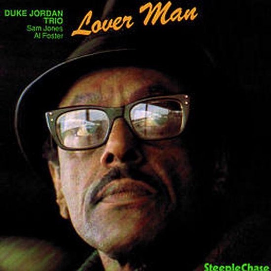 Albumhoes Lover Man van Duke Jordan Trio met close-up van een man met bril en hoed.