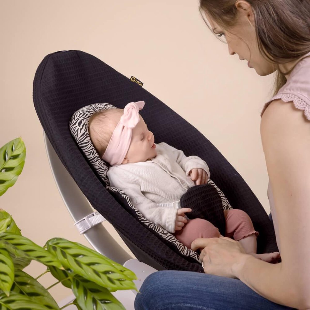 Ukje HOES Wipstoelhoes geschikt voor 4Moms Mamaroo 4 Wipstoel - Overtrekhoes met Waterdichte Voering ter Bescherming van je Stoel - Makkelijk Wasbaar - Zacht Katoen - Zwart Wafelstof – foto 6