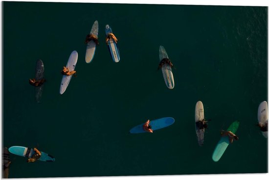 Acrylglas - Surfers bij Elkaar in het Water - 90x60cm Foto op Acrylglas (Wanddecoratie op Acrylglas)