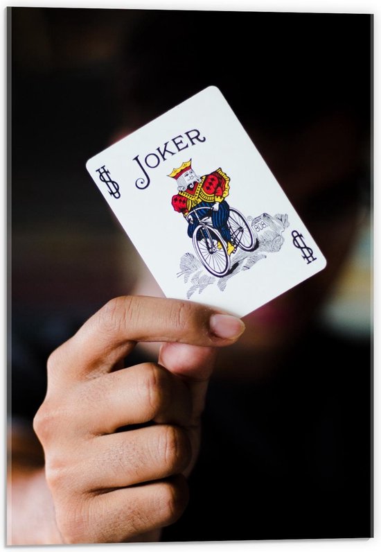 Acrylglas - Joker Kaart in Handen - 40x60cm Foto op Acrylglas (Wanddecoratie op Acrylglas)