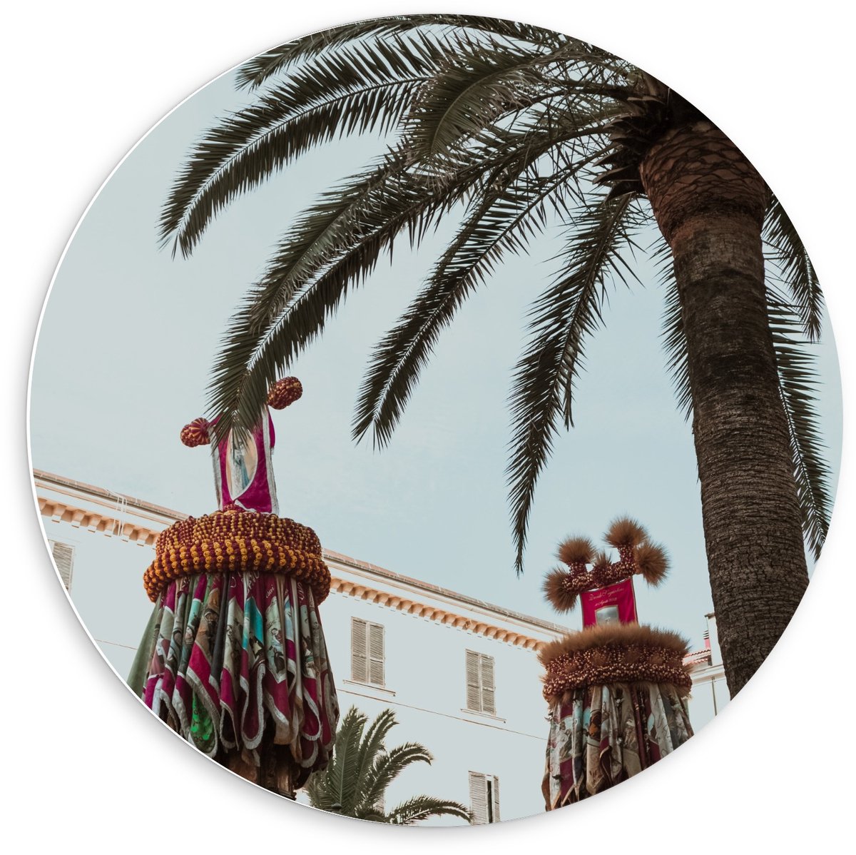 KuijsFotoprint - Schilderij - Palmboom Met Versierde Palen - Wit, Groen, Bruin En Roze - 6