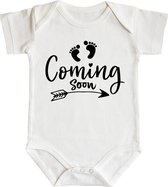 Romper - Coming soon - maat: 98/104 - korte mouw - baby - aankondiging zwangerschap - zwanger - rompertjes baby - rompertjes baby met tekst - rompers - rompertje - rompertjes - stu