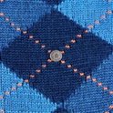 Donkerblauwe sok met een ruitpatroon in verschillende blauwtinten en oranje stiksels.