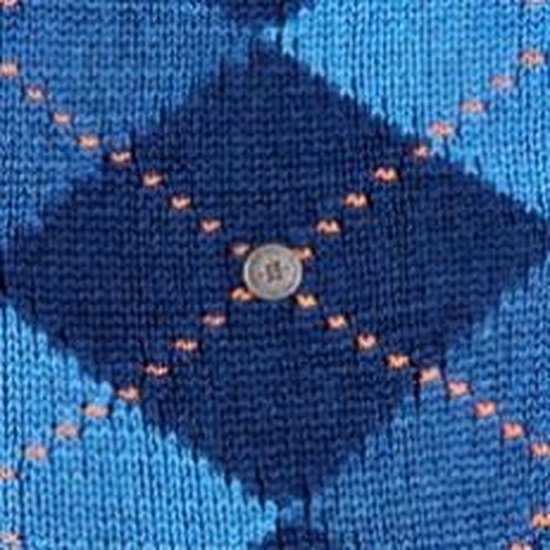 Donkerblauwe sok met een ruitpatroon in verschillende blauwtinten en oranje stiksels.