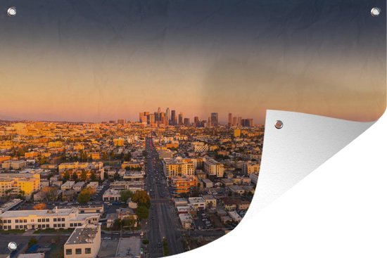 Tuinposter van Los Angeles bij zonsondergang met een omgekrulde hoek die de witte achterkant en een roestvrijstalen ring toont.