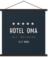 Posterhanger incl. Poster 40x40 cm - Schoolplaat - Quotes - Hotel oma all inclusive 24/7 open - Oma - Spreuken - Textielposter - Zwarte latten