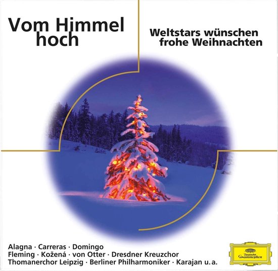 Een versierde kerstboom in de sneeuw, verlicht met oranje lichten, met de tekst 'Vom Himmel hoch' en 'Weltstars wünschen frohe Weihnachten'.