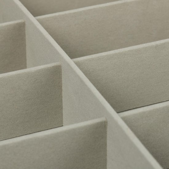 Gedetailleerde weergave van de beige, zachte verdelers in een opbergdoos.