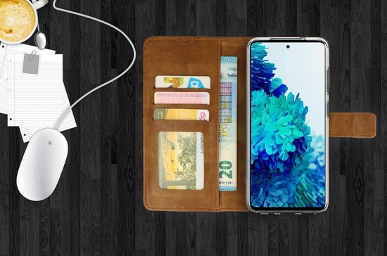 Étui portefeuille marron avec cartes, argent et téléphone, à côté d'une souris d'ordinateur et de papiers.
