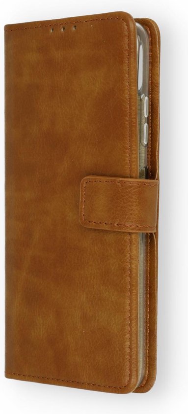 Étui portefeuille marron de type livre avec languette magnétique.