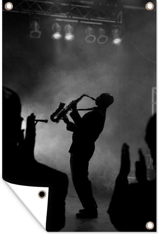 Tuindecoratie Muzikant speelt saxofoon op het podium - zwart wit - 40x60 cm - Tuinposter - Tuindoek - Buitenposter