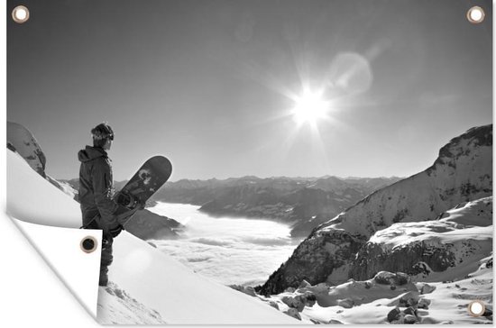 Een snowboard kijkt met zijn board uit op de besneeuwde bergtoppen - zwart wit - Tuindoek