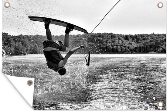 Foto: Muurdecoratie een mannelijke tiener hangt ondersteboven op een wakeboard zwart wit 180x120 cm tuinposter tuindoek buitenposter