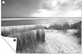 Tuindecoratie Duinen met strandgras voor de Noordzee - zwart wit - 60x40 cm - Tuinposter - Tuindoek - Buitenposter