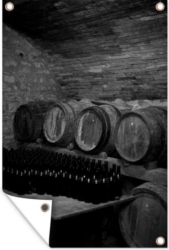 Tuindecoratie Afbeelding van een wijnkelder in het Italiaanse Toscane - zwart wit - 40x60 cm - Tuinposter - Tuindoek - Buitenposter