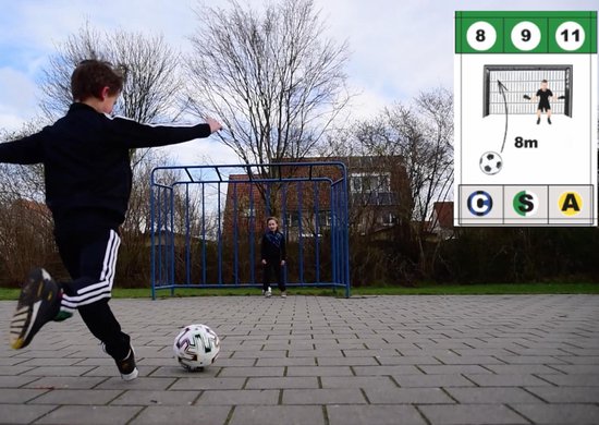 Jongen schiet bal op een plein, met een goal en een kind op de achtergrond. Kaart met voetbalspel illustraties.