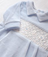 Blauw velours babypakje met gesmokte details