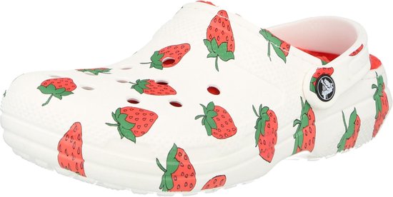 Witte Crocs Clogs met een all-over patroon van rode aardbeien en groene blaadjes. De rand aan de achterkant is rood.