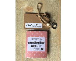 Thee cadeau met de tekst 'Happiness is spending time with good friends', met sleutelhanger en hart bedeltje, 4 verschillende theezakjes, lief kadootje, vriendschap, vriendin, theekado, geschenkpakket, relatiegeschenk, cadeaupakket, Valentijnsdag
