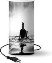 Lamp Zwemmende surfers - zwart wit - 33 cm hoog - Ø16 cm - Inclusief LED lamp