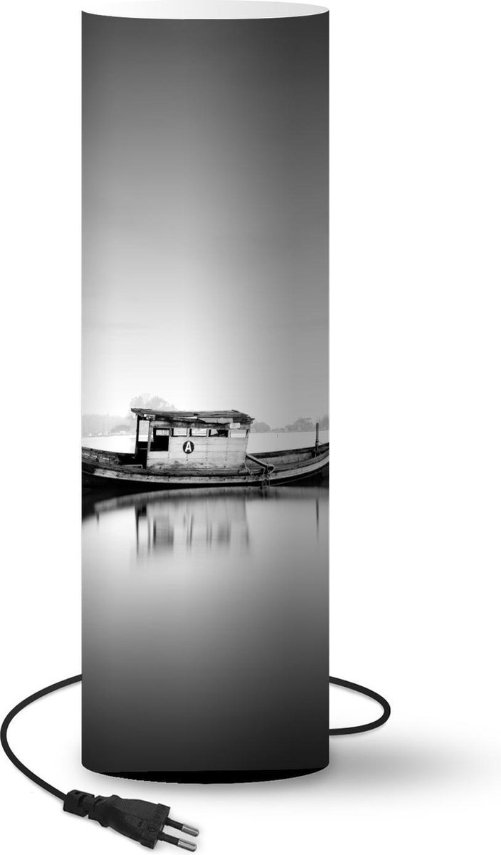 Lamp - Nachtlampje - Tafellamp slaapkamer - Verlaten boot in het water zwart-wit - 60 cm hoog - Ø19.1 cm - Inclusief LED lamp