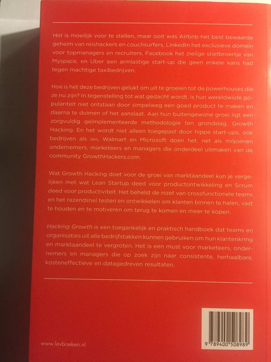 Achterkant van een boek met tekst in het Nederlands, inclusief de titel 'Hacking Growth'.