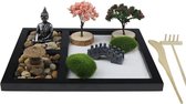 Clab® Miniatuur Zen Tuin – Thuiskantoor Decoratie – Boeddha Beeld – Zandtafel – Inclusief Stenen Beelden Bomen Zand Gras – 22 CM - Ontspannend - Harmonie