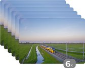 Placemat - Placemats kunststof - Een trein rijdt door een landschap - 45x30 cm - 6 stuks - Hittebestendig - Anti-Slip - Onderlegger - Afneembaar