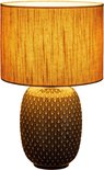 Grijze tafellamp met beige stoffen kap en decoratieve voet, verlicht.
