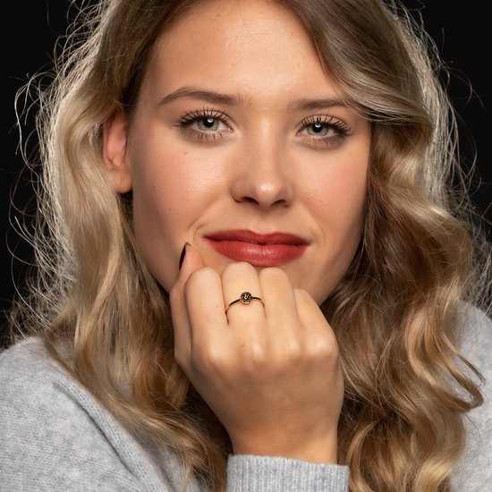 My Bendel - Ring Goudkleurig met Zwarte Zirkonia Steentjes - Goudkleurige Ring met Zwarte Zirkonia - Minimalistisch Stainless Steel - met Luxe Cadeauverpakking | Sieraden Voor Dames | Maat 19.00 Mm / Maat 60