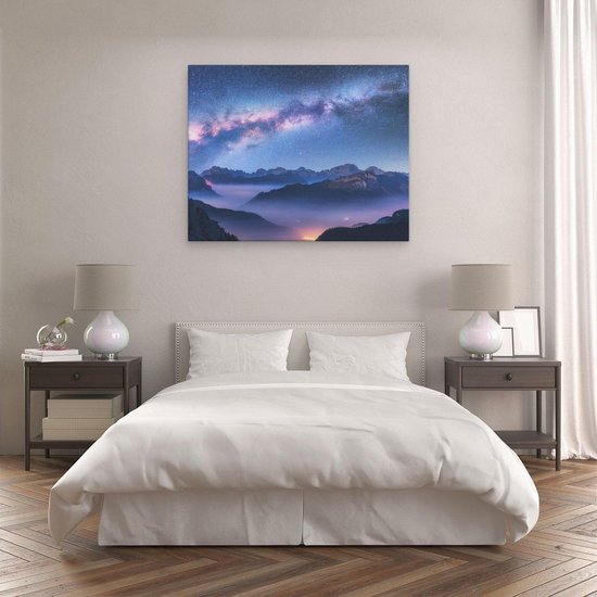 Toile dans une chambre au-dessus d'un lit, avec ciel étoilé, Voie lactée, montagnes et brume.