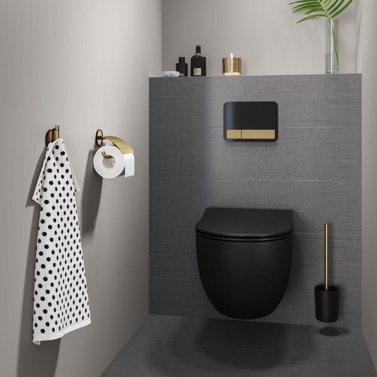 Salle de bain moderne avec WC noir et accessoires dorés, dévidoir de papier toilette et crochet.