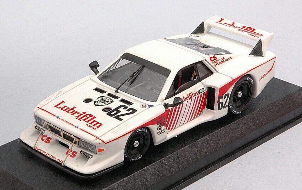 De 1:43 Diecast Modelcar van de Lancia Beta MonteCarlo #62 van Silverstone van 1981. De coureurs waren Gabbiani / Schon en Pianta. De fabrikant van het schaalmodel is Best Model. Dit model is alleen online verkrijgbaar