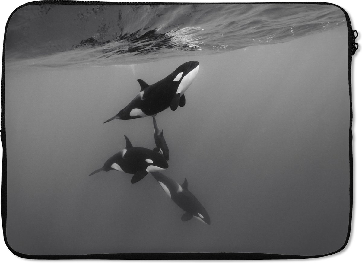 Laptophoes 14 inch 36x26 cm - Roofdieren - Macbook & Laptop sleeve Zwemmende orka's - zwart-wit - Laptop hoes met foto