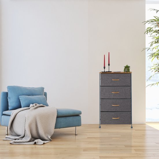 Grijze ladekast met 4 stoffen laden, houten blad, in een woonkamer met blauw bankje.