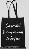 Katoenen tasje zwart met witte tekst - On bended knee is no way to be free