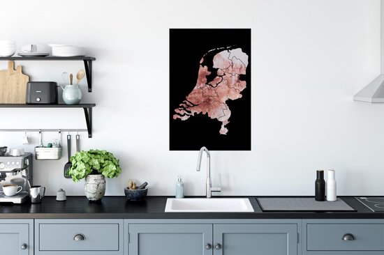 Affiche des Pays-Bas en teintes rose délavé avec bordure noire, suspendue à un mur au-dessus d'un plan de travail.
