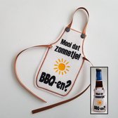 Wit schortje voor bierfles met "Mooi dat zonnetje! BBQ-en?" - biertje, cadeautje, pilsje, barbeque, eten, zomer