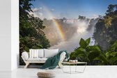 Behang - Fotobehang Regenboog in het landschap van het Nationaal park Iguazú in Zuid Amerika - Breedte 600 cm x hoogte 400 cm