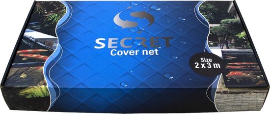 Doos met een deksel van blauwe ruitjes met tekst 'SECRET Cover net' en afbeelding van koi in een vijver, maat 2x3m.