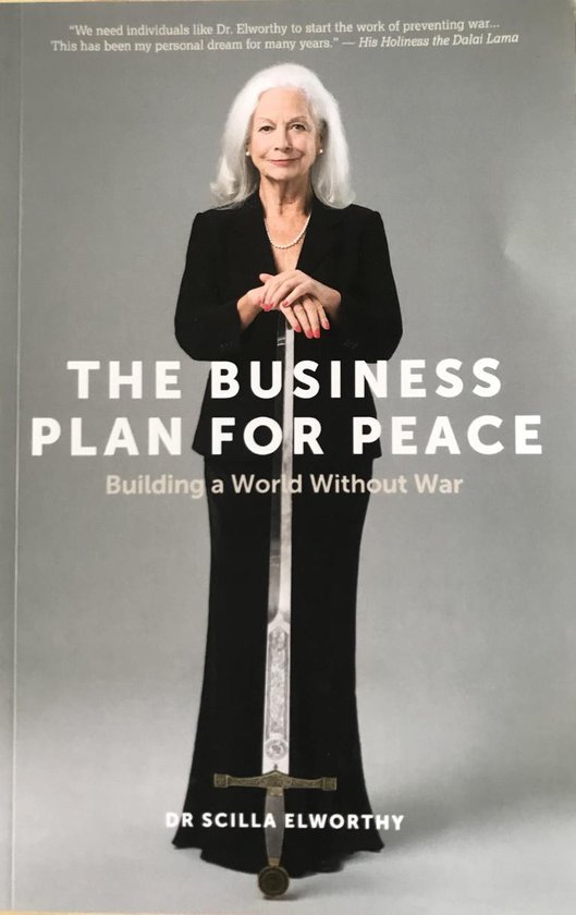 Dr Scilla Elworthy, auteur van 'The Business Plan for Peace', in een zwart pak met een zwaard.