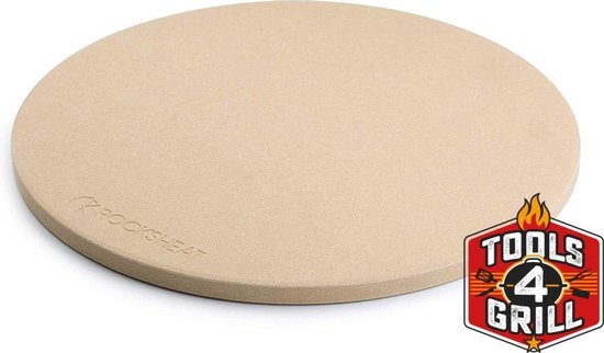 Een ronde, beige pizzasteen van 28cm, 1.2cm dik. Het merk 'ROCKSHEAT' is in de steen gegraveerd.